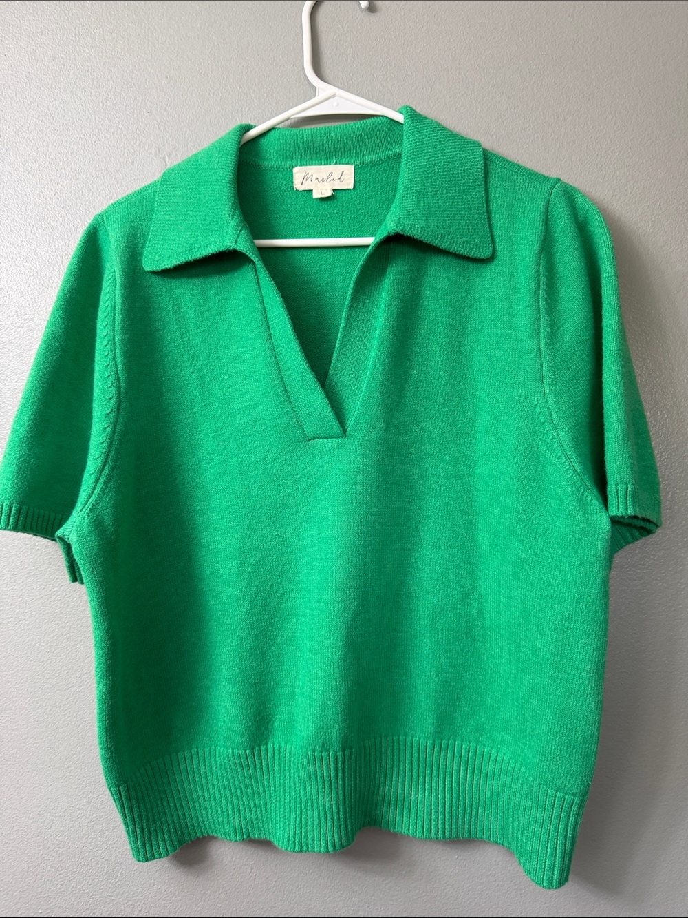 marled green v neck collar short sleeve sweater
Size Large
Good used condition